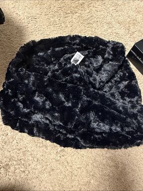 Faux fur infinity scarf  - Black